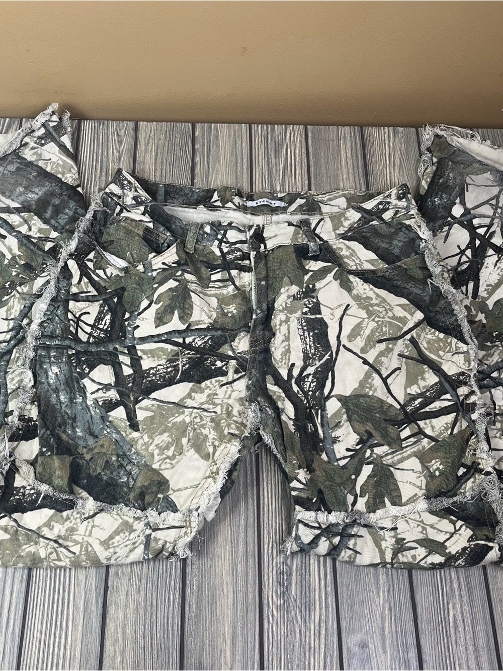 Kreamy Camo Frayed Raw Hem Jeans Size 1XL